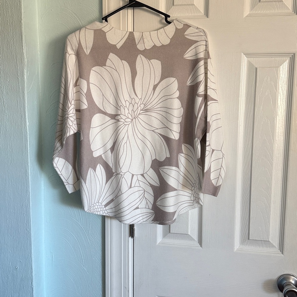 Sioni Beige and White Floral Blouse - Picture 2 of 2